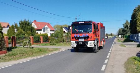 Groźne zdarzenie na DW540 w Sikorzu. Auto wypadło z drogi i uderzyło w betonowy przepust!