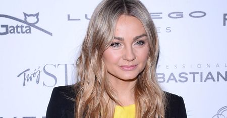 Małgorzata Socha w wiosennej stylizacji. Uwagę zwraca uroczy, słomkowy kapelusz