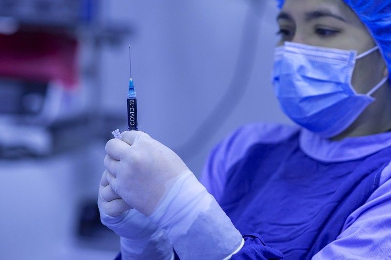 Szczepionka Biontech/Pfizer i jej skutki uboczne. Co wiadomo do tej pory?