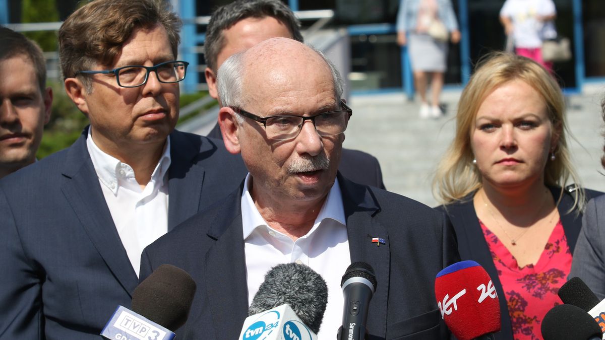 Janusz Lewandowski (C) is seen in Gdansk, Poland on 15 July 2020 Opposition and local Authorities do not agree for Lotos refinery takeover by the Polish government related PKN Orlen company. They organized press conference in this case in front of Lotos offices. The conference was disturbed by the PKN Orlen CEO Daniel Obajtek (Photo by Michal Fludra/NurPhoto via Getty Images)