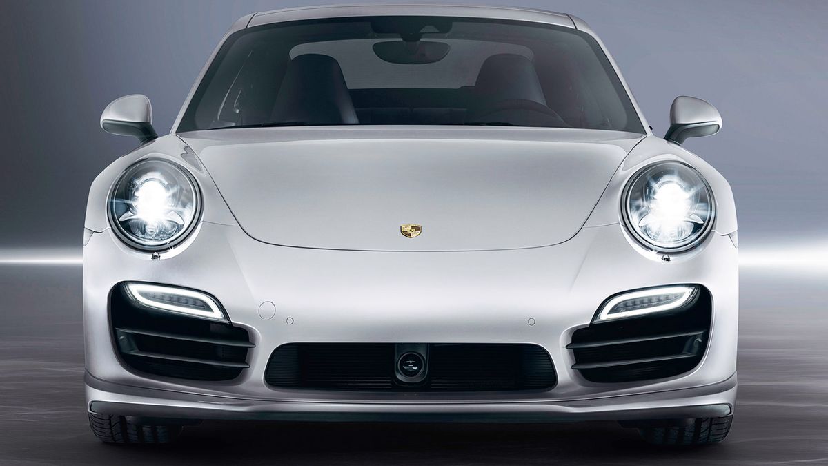 Porsche 911 Turbo to najstarszy model z całej zestawionej dzisiaj trójki, dlatego jest prezentowany jako pierwszy. Dysponuje on mocą 520 KM z 3,8-litrowego, turbodoładowanego boksera. Przyspiesza do 100 km/h w 3,2 s. Prędkość maksymalna Porsche 911 Turbo 991 wynosi 315 km/h. Jego cena wynosi 819 300 zł.