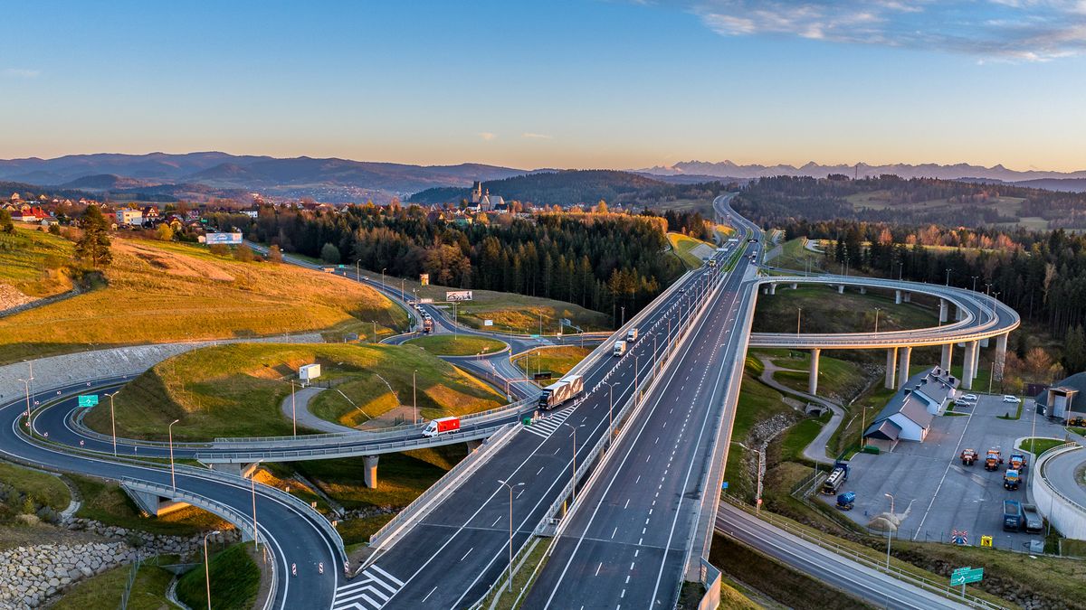 Nowy rekord tunelu na zakopiance, ludzie tłumie jadą w Tatry