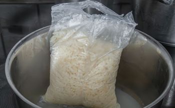 Chemiczka ostrzega przed takim ryżem. Polacy kupują nagminnie