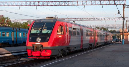 Bomba wybuchła tuż przed pociągiem. Eksplozja na torach w Rosji