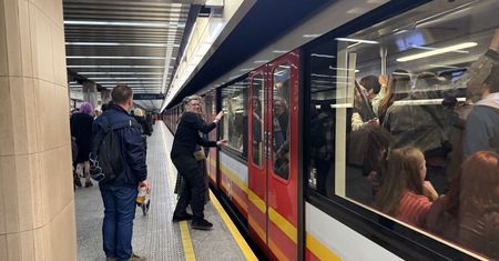 Warszawa: Metro jeździ w dwóch pętlach. Utrudnienia w niedzielny poranek