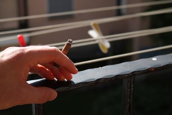 Palisz papierosy na balkonie? Sprawdź, kiedy sąsiad może zareagować