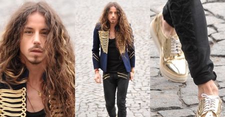 Michał Szpak w złotych butach wychodzi z TVP
