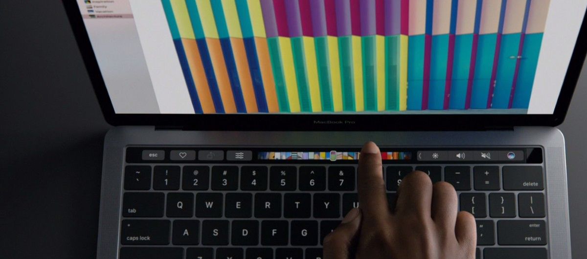 Dotykowe ekrany w laptopach są bez sensu. Apple ma coś znacznie lepszego: Touch Bar 1