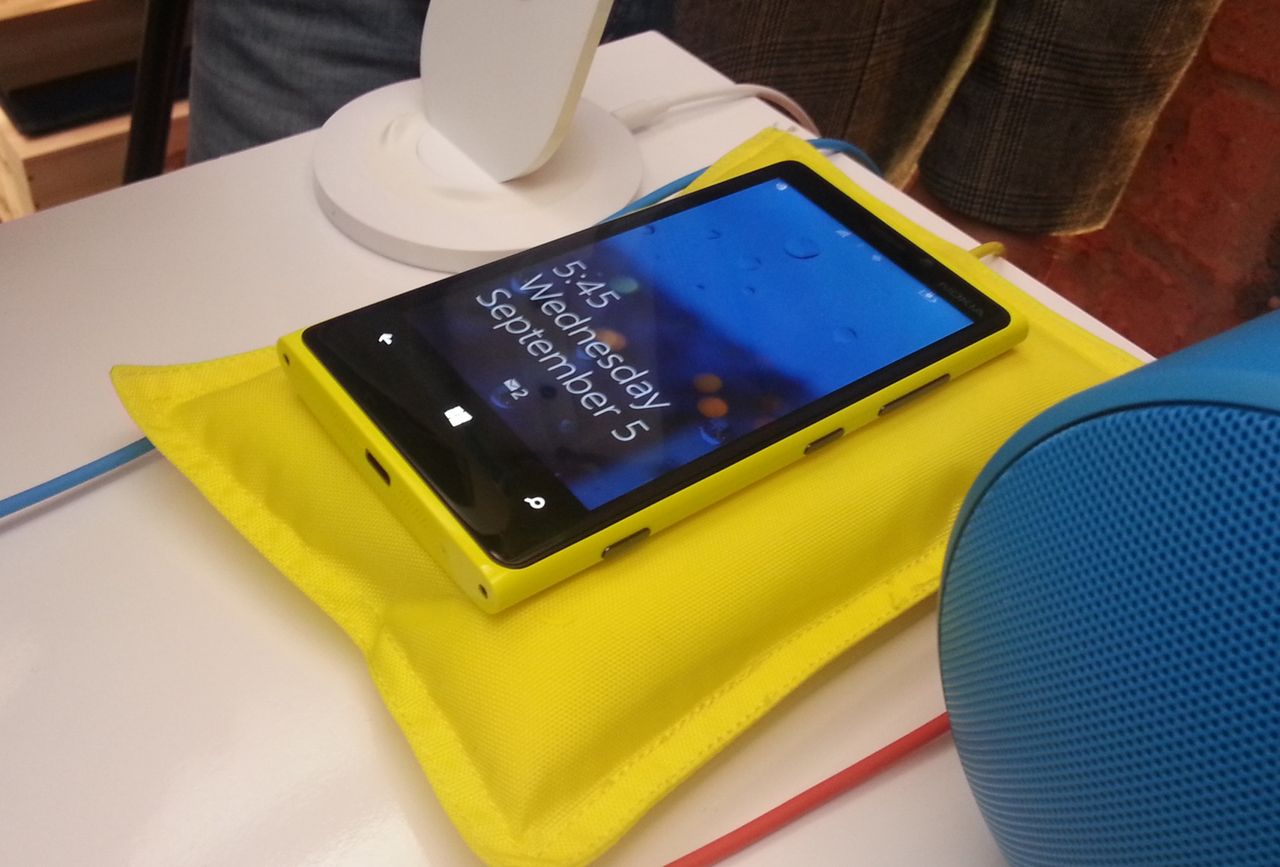 Nokia Lumia 920 i ładowarka indukcyjna