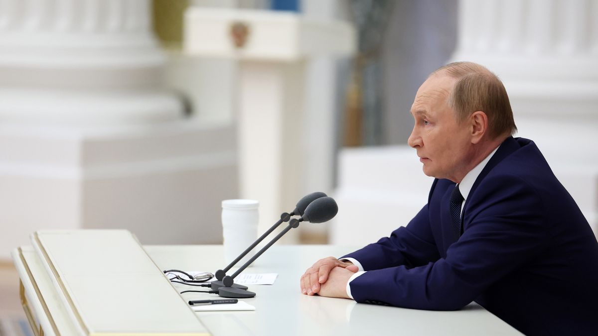 Russian President Vladimir Putin holds a meeting with members of Russia's top leadership, as well as representatives of the government and presidential administration, in preparation for the upcoming Russia-US summit in Alaska, at the Kremlin in Moscow, Russia, 14 August 2025. EPA/VYACHESLAV PROKOFYEV / SPUTNIK / KREMLIN POOL MANDATORY CREDIT Dostawca: PAP/EPA.