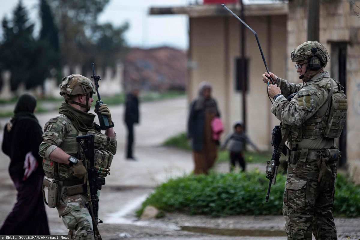 Amerykańscy żołnierze patrolują tereny wiejskie Rumaylan (Rmeilan) w północno-wschodniej prowincji Hasakeh w Syrii, w pobliżu granicy z Turcją, 13 kwietnia 2023 r