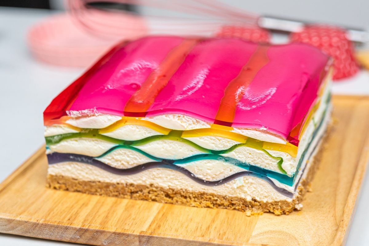 Tęczowy sernik na zimno. Nie sposób oderwać od niego wzroku