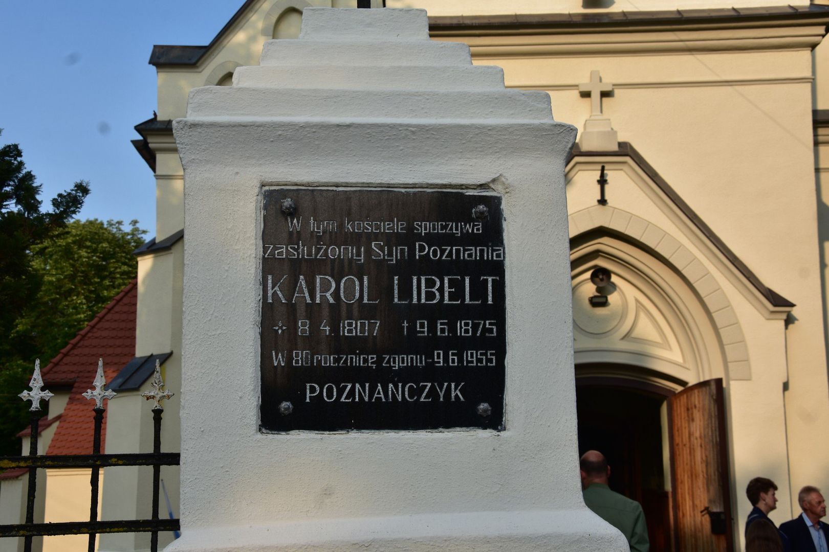 Tablica upamiętniająca Karola Libelta na kościelnej bramie