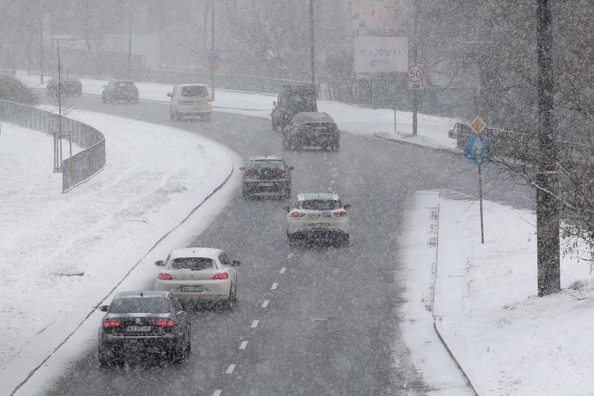 Warszawa. Sypnęło śniegiem, zakorkowane ulice i opóźnienia autobusów. Na drogach posypywarki