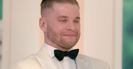 Miłość jest ślepa, ale chyba i głucha. Rynsztokowa wiązanka wśród pięknych dekoracji show Netfliksa