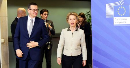 PiS podgrzewa temat polexitu. A w planach ma coś całkiem innego