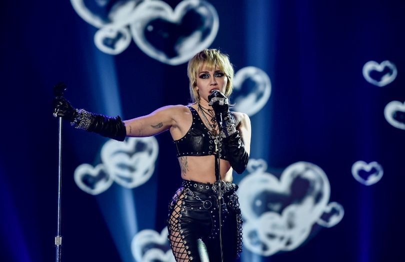 Miley Cyrus wróciła do dawnych nawyków? Wokalistkę przyłapano w barze w LA, gdzie flirtowała z muzykiem, Youngbludem