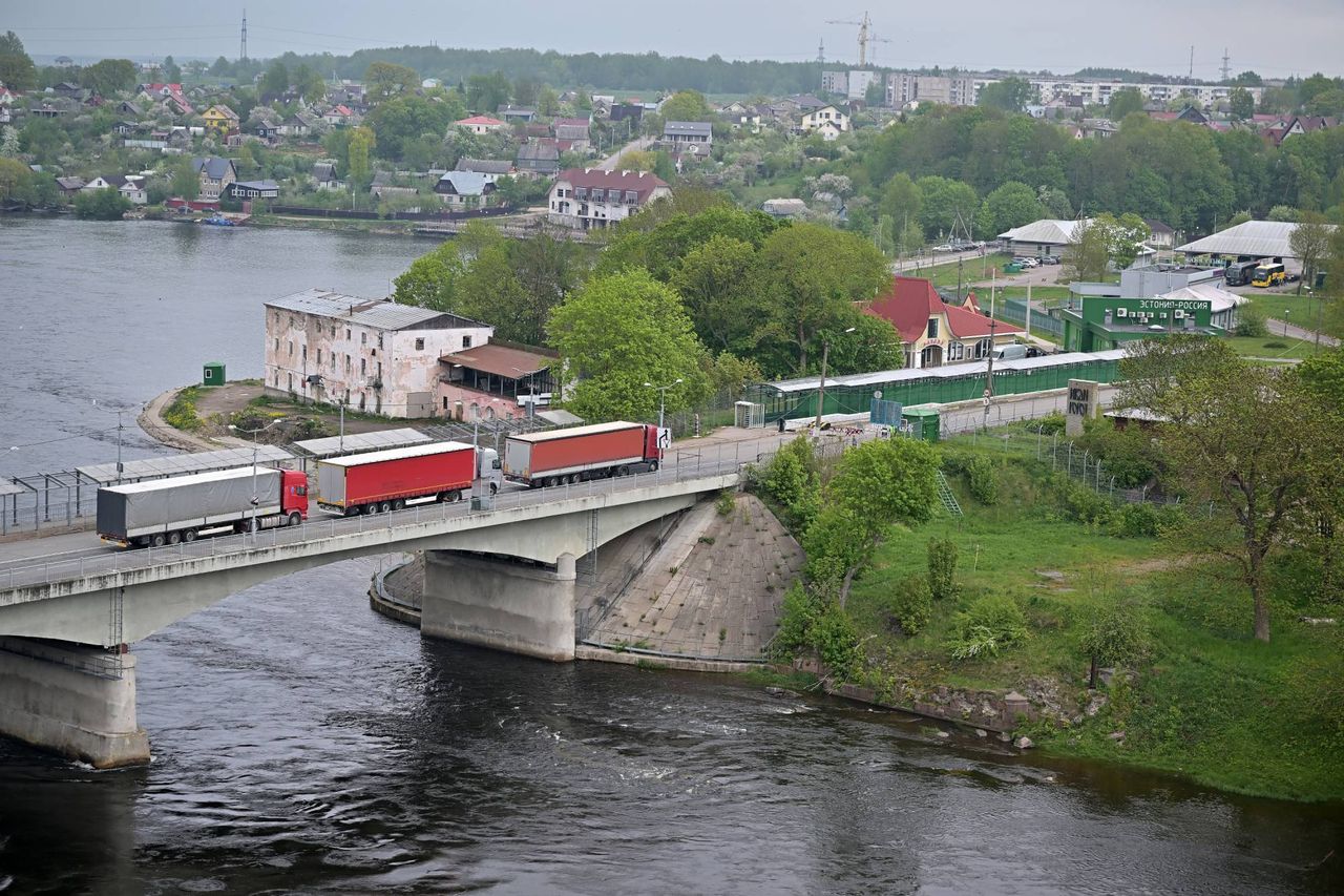Confusion at the border with Estonia. Russians removed buoys from the Narva River.