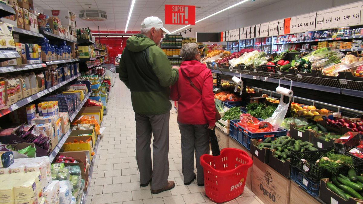 Pomorskie Marek Bazak
Fot. Zofia i Marek Bazak/East News, Ustka, woj. pomorskie. N/z zakupy spozywcze w sklepie Polomarket
ZOFIA BAZAK