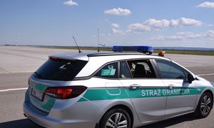 Obywatelka Rumunii zatrzymana na lotnisku w Krakowie. W tle oszustwa bankowe