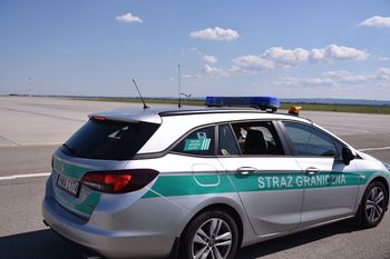 Obywatelka Rumunii zatrzymana na lotnisku w Krakowie. W tle oszustwa bankowe