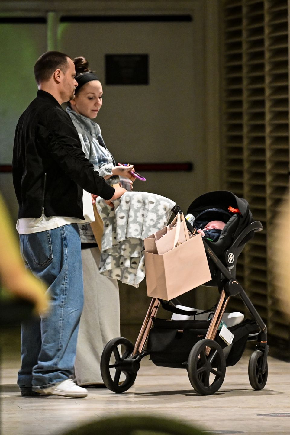 Marcin Hakiel i Dominika Serowska z synem na zakupach 
