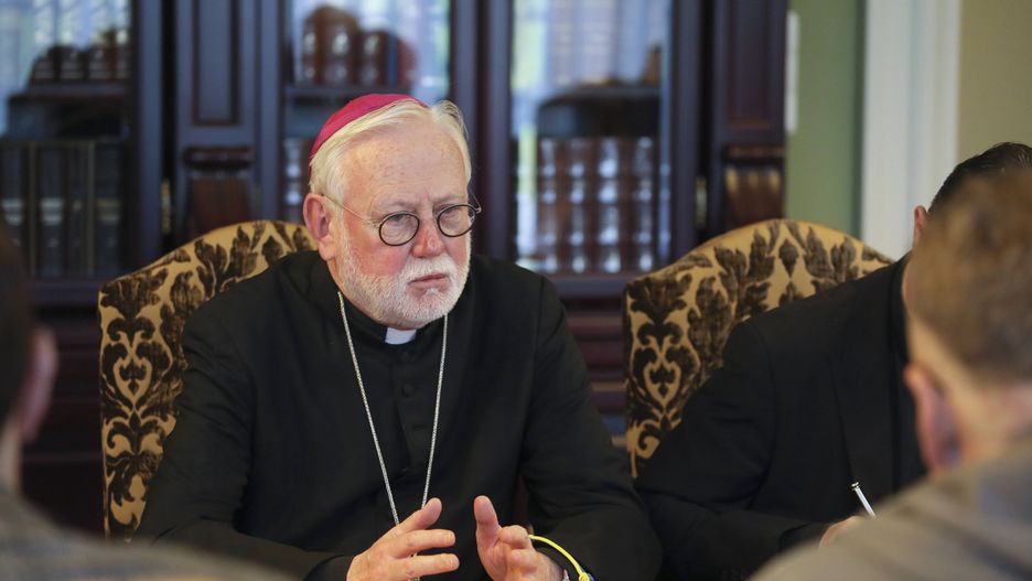 Vatican's top diplomat Archbishop Gallagher visits Ukraine
epa09957538 Secretary for Relations with States within the Holy See's Secretariat of State, Archbishop Paul Richard Gallagher, meets with local authorities in Lviv, Ukraine, 19 May 2022. Archbishop Gallagher's three-day visit to Ukraine marks the 30th anniversary of the country's diplomatic relations with the Holy See.  EPA/MYKOLA TYS 
Dostawca: PAP/EPA.
MYKOLA TYS