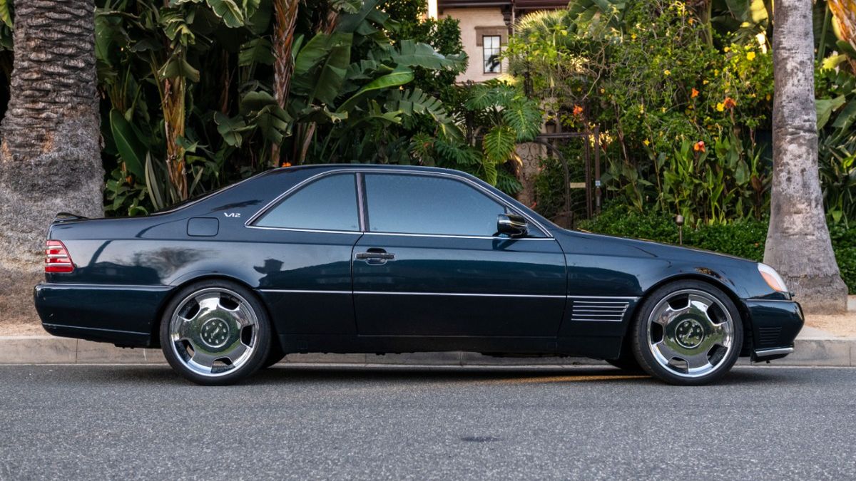 Z V12-ką pod maską i z takim wyposażeniem musiał w latach 90. robić furorę na ulicy