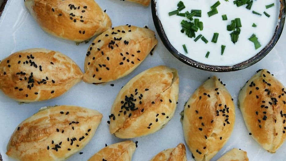 Pieczone pierożki ze szczawiem i twarogiem