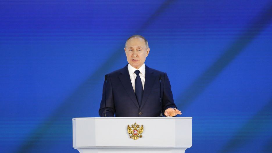 epa09149019 Russian President Vladimir Putin delivers his annual address to the Federal Assembly at the Manezh Central Exhibition Hall in Moscow, Russia, 21 April 2021. About 1,100 people including lawmakers of Russia's two-chamber parliament, Government members, heads of the Constitutional and Supreme courts, and regional governors, were invited to attend the event. About 435 Russian and foreign journalists were accredited to cover the event.  EPA/ALEXANDER ZEMLIANICHENKO / POOL Dostawca: PAP/EPA.