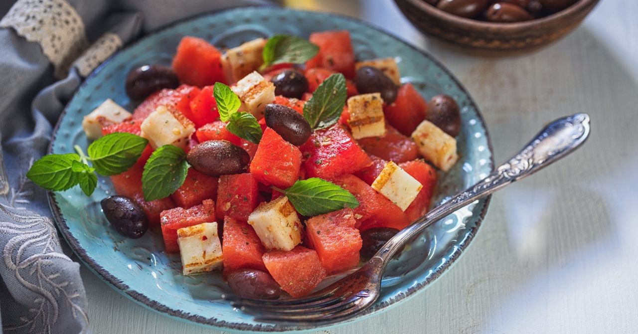 Masz dość fety? Zrób sałatkę z arbuzem i halloumi. Oto prosty przepis dla łaknących orzeźwienia