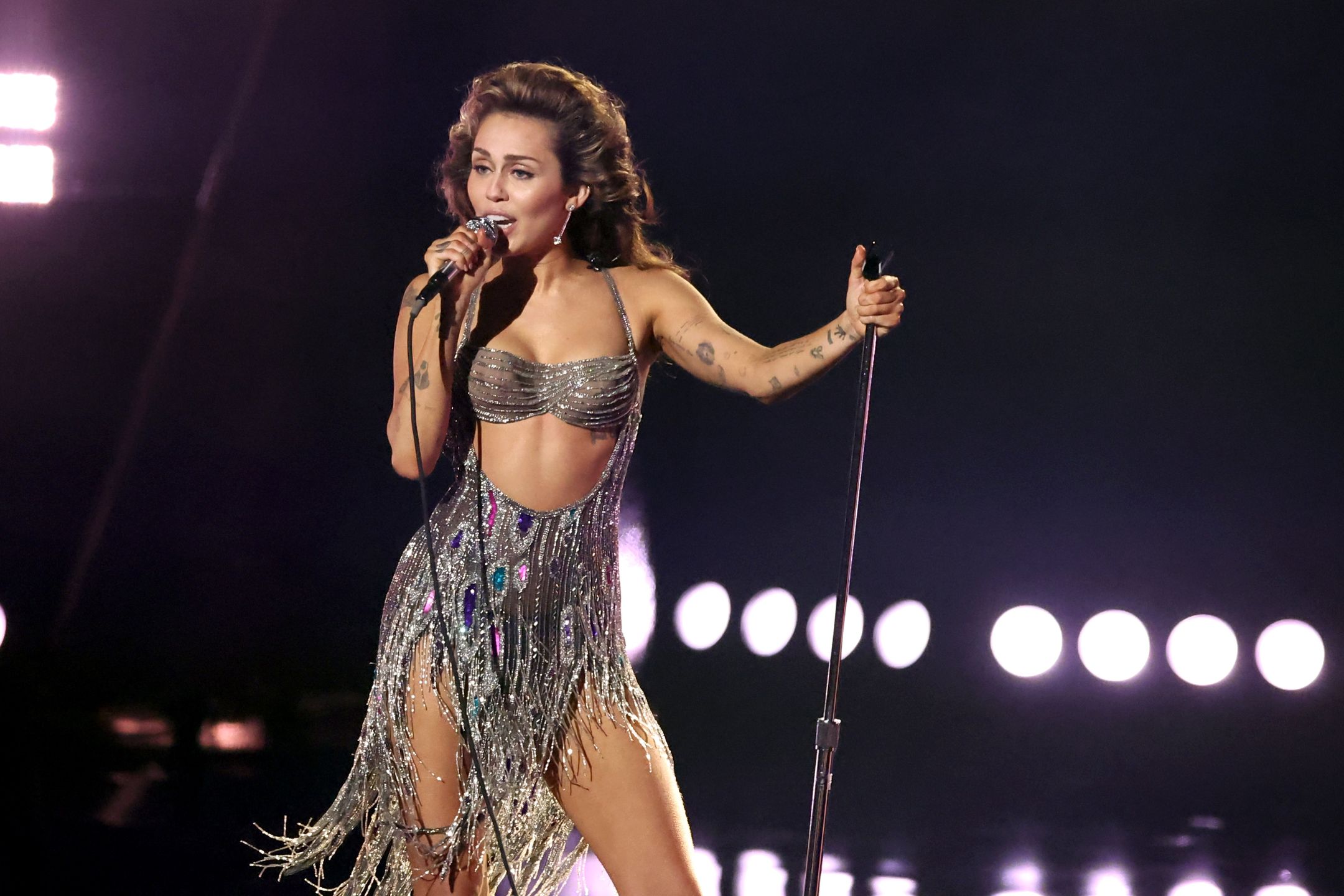 Miley Cyris wykonała na scenie hit "Flowers" 