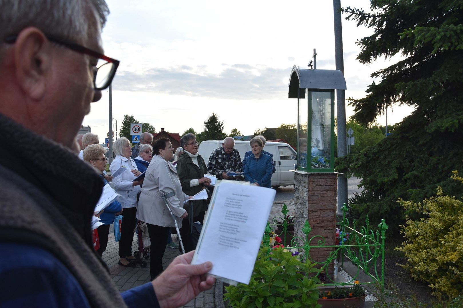 &#34;Majówka&#34; przy kapliczce Matki Bożej Fatimskiej na ul. Mostowej w Tarnowie. Codziennie, niezależnie od pogody, wieczorem gromadzi się przy niej kilkadziesiąt osób