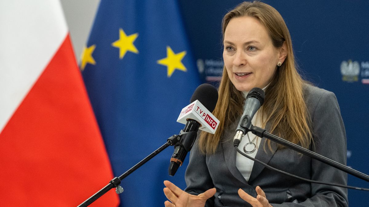 Kraśnik, 07.03.2024. Minister funduszy i polityki regionalnej Katarzyna Pełczyńska-Nałęcz podczas konferencji prasowej w Centrum Kultury i Promocji w Kraśniku, 7 bm. Tematem spotkania było ogłoszenie naboru wniosków z Funduszy Szwajcarskich na rozwój średnich miast. (sko) PAP/Wojtek Jargiło