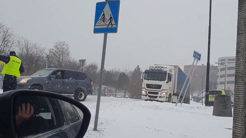 Kierowca samochodu i operator koparko-ładowarki pomogli kierowcy ciężarówki wyjechał pod wzniesienie