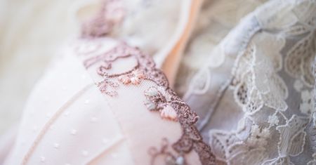 Ta bielizna to klasyk. Szlachetna biel i eleganckie ecru