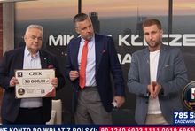 Tomasz Sakiewicz, Michał Rachoń i Miłos Kłeczek z czekiem