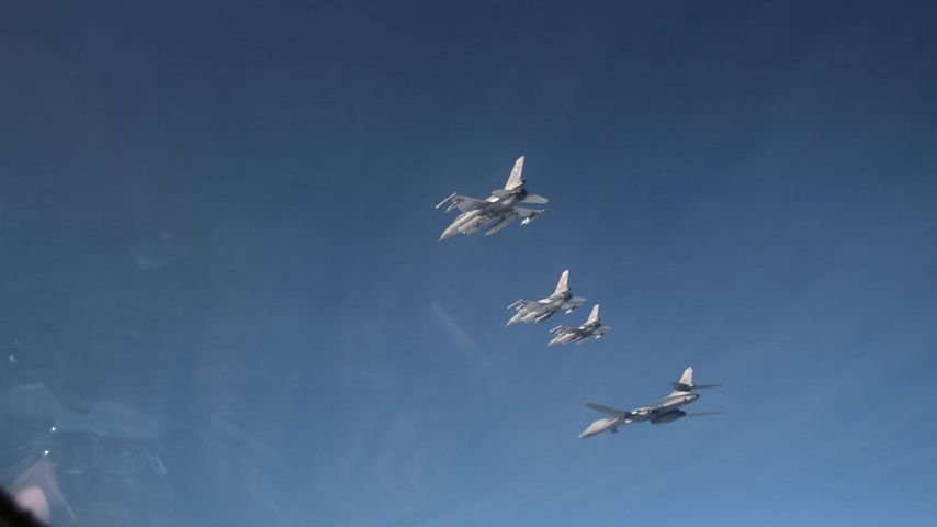 Przelot amerykańskiego bombowca nad Warszawą.