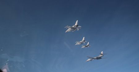 Amerykański bombowiec z eskortą przeleciał nad Warszawą