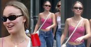 Naturalna Lily-Rose Depp spaceruje bez stanika