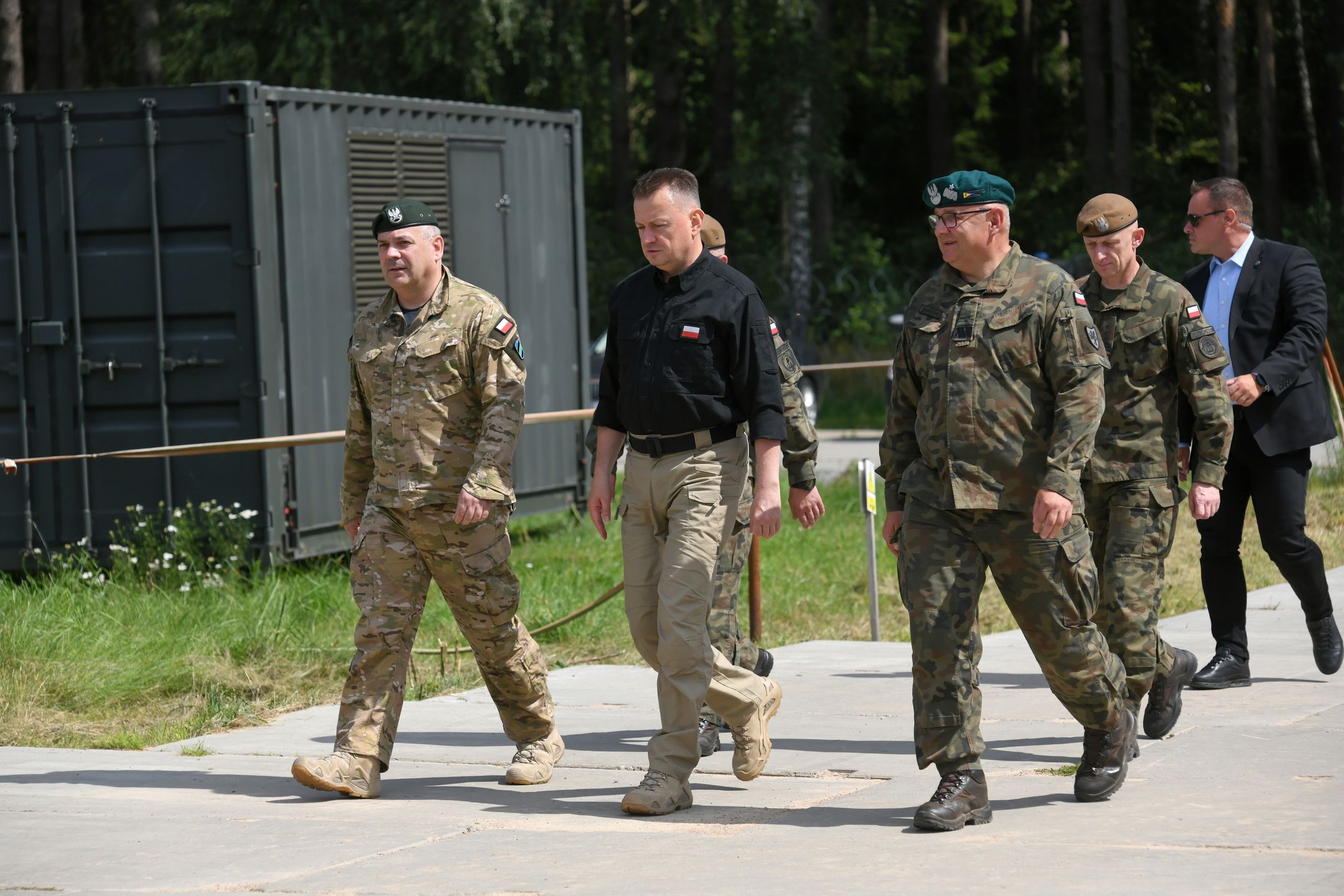 Jaryłówka, 12.08.2023. Minister obrony narodowej Mariusz Błaszczak (2L) oraz dowódca Generalny Rodzajów Sił Zbrojnych gen. Wiesław Kukuła (L) podczas wizyty w bazie wojskowej w Jaryłówce, 12 bm. Szef MON ogłosił decyzję o stworzeniu wojskowego zgrupowania zadaniowego w operacji Rengaw celem szkolenia wojska na granicy z Białorusią. (jm) PAP/Michał Zieliński