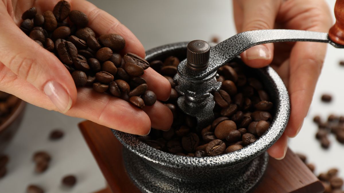 Ziarna kawy w młynku do kawy.