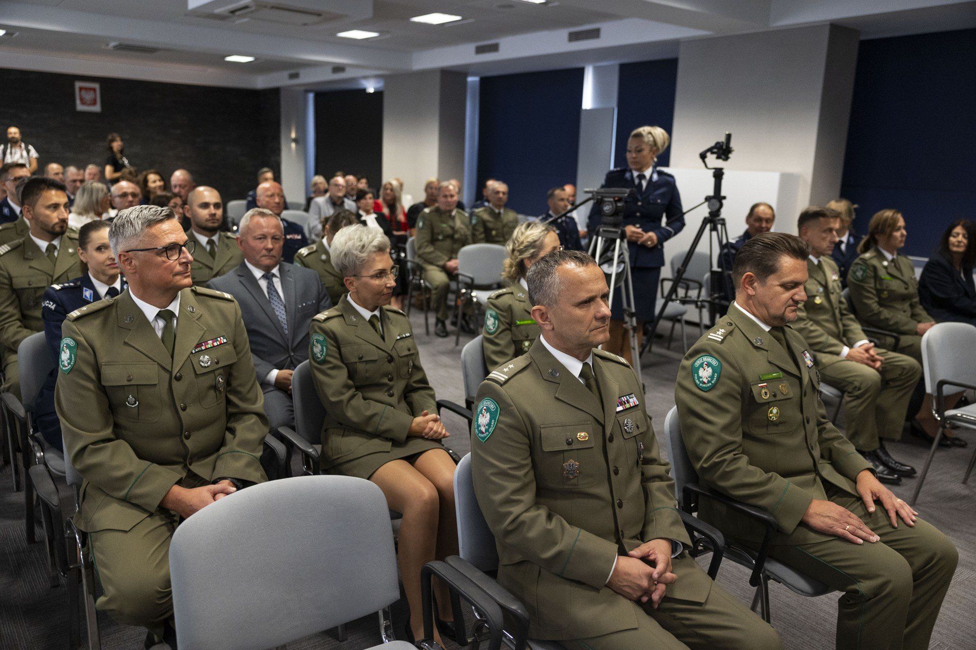 Konferencja prasowa zorganizowana 22 sierpnia 2025 roku w siedzibie Komendy Wojewódzkiej Policji w Krakowie podczas której uroczyście podpisane zostały porozumienia pomiędzy dyrektorami szkół, przedstawicielami policji oraz straży granicznej, dotyczące wprowadzenia w placówkach oddziałów o profilu mundurowym. W spotkaniu uczestniczył między innymi komendant wojewódzki policji w Krakowie insp. Artur Bednarek oraz gen. bryg. SG Adam JOPEK - komendant karpackiego oddziału straży granicznej.