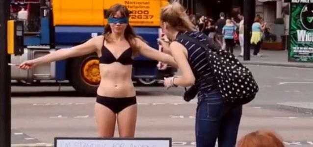 Rozebrała się na środku ulicy. W szczytnym celu