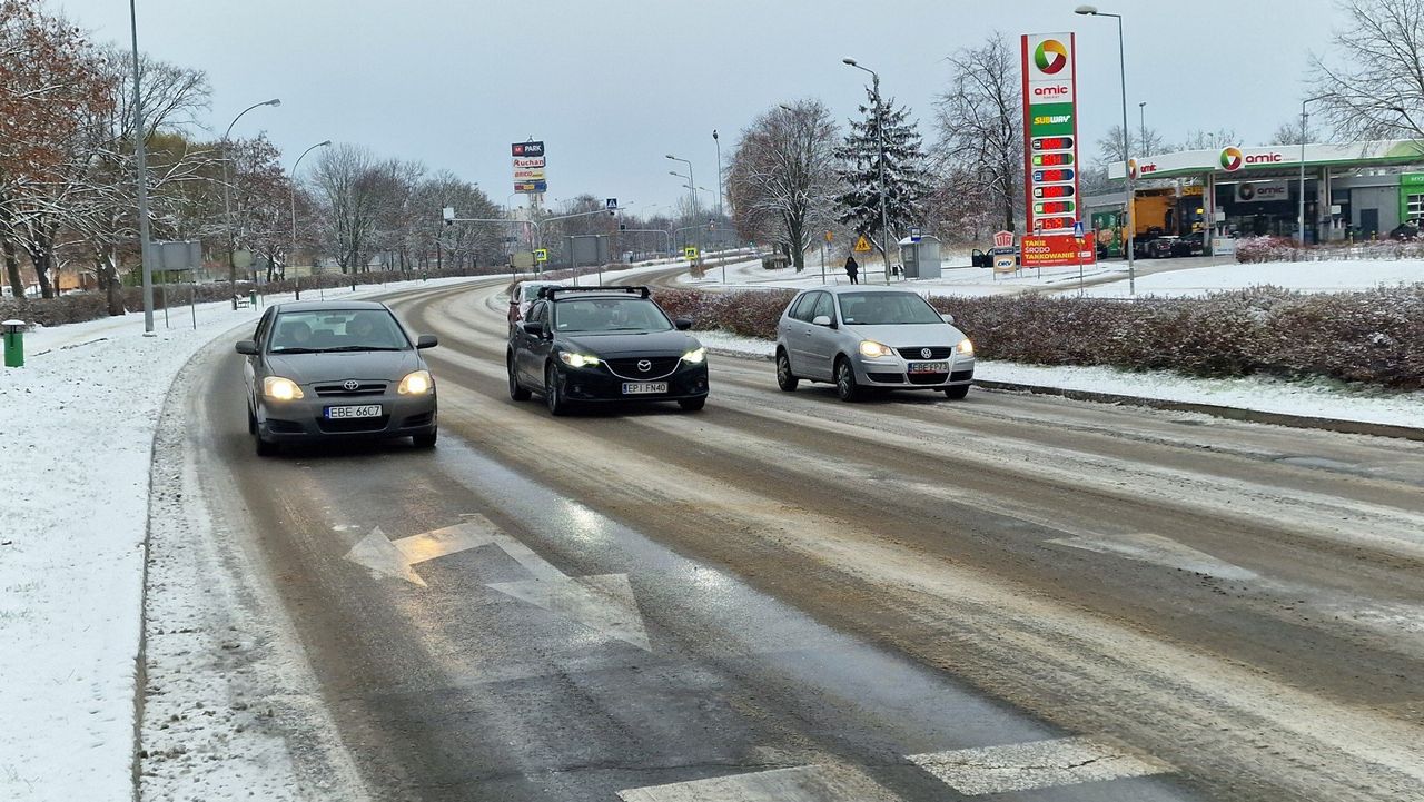Piotrków Trybunalski:  Sypnęło śniegiem, na niektórych ulicach i chodnikach jest bardzo ślisko