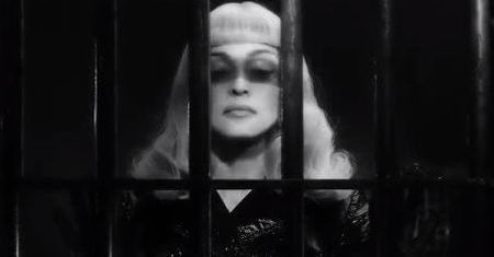 Madonna w skórzanym płaszczu ZA KRATKAMI!