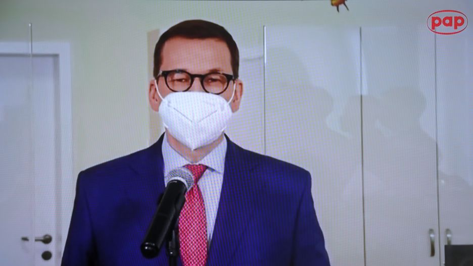 Warszawa, 12.05.2021. Koronawirus w Polsce. Premier Mateusz Morawiecki podczas wystąpienia transmitowanego z siedziby Instytutu "Pomnik Centrum Zdrowia Dziecka� w Warszawie, 12 bm. Szef rządu poinformował o decyzji o przekazaniu jednorazowego dodatku dla personelu niemedycznego w wysokości 5 tys. zł. (amb) PAP/Wojciech Olkuśnik