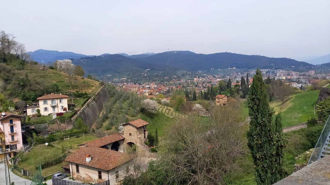 Bergamo leży u południowych podnóży Alp Bergamskich