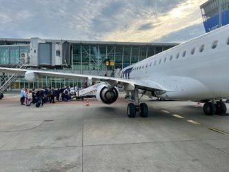 Dlaczego na lotnisku pasażerowie nie zawsze idą do samolotu przez rękaw? Linia lotnicza wyjaśnia