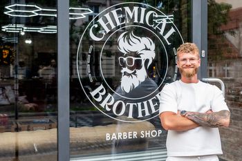 Mężczyźni coraz bardziej dbają o siebie, a w barbershopie "Chemical Brothers" zadbają o nich